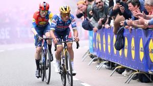 Evenepoel y Skjelmose persiguen a Pogacar.