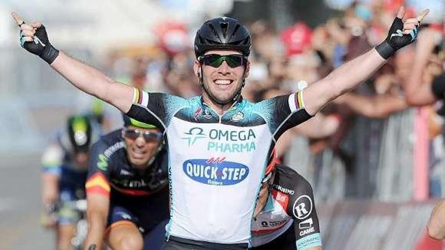 Cavendish celebra su triunfo en la meta de Nápoles. // Efe