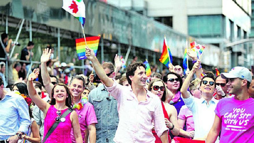 El primer ministro canadiense desfila en la marcha del Día del Orgullo Gay de Toronto