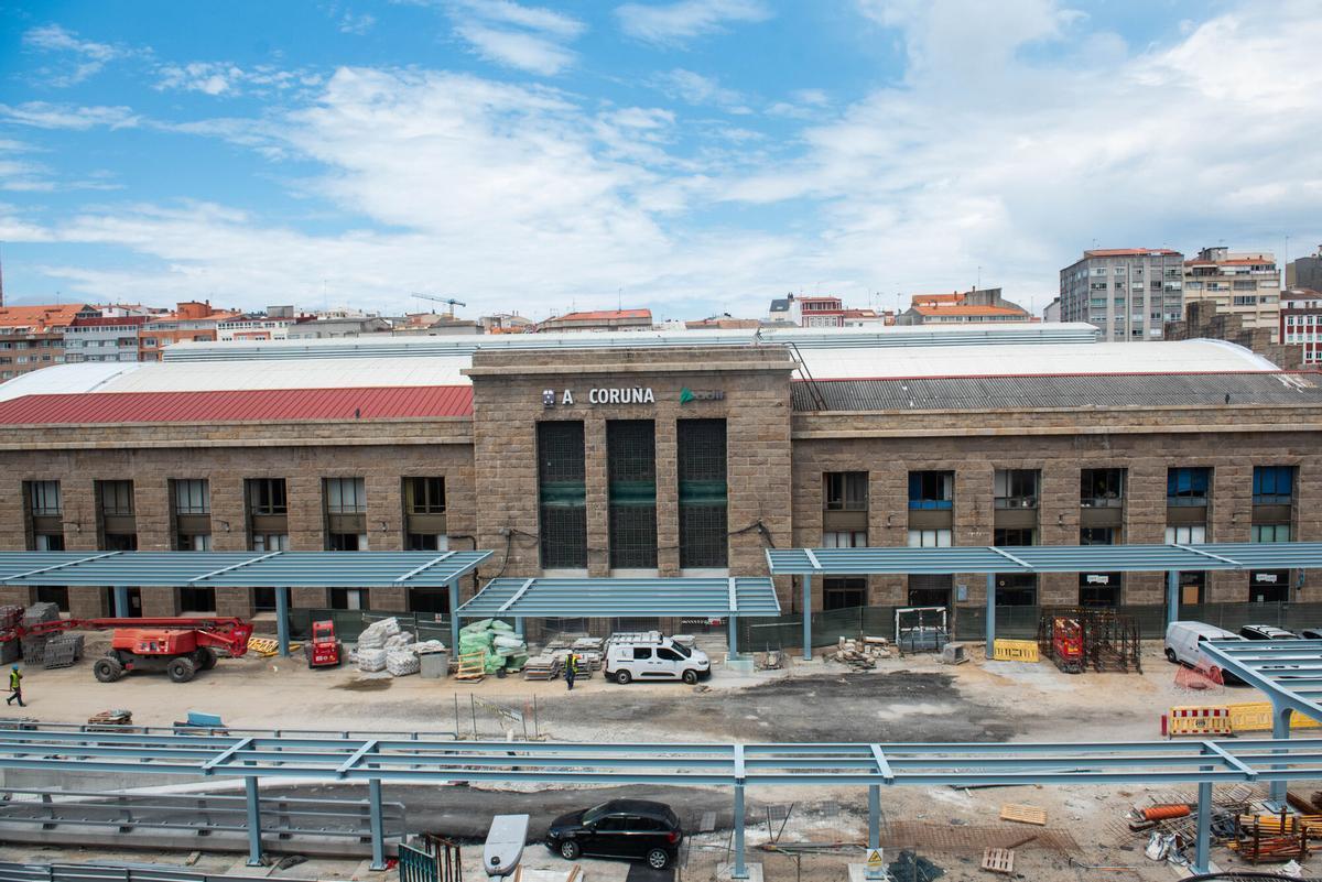 La nueva infraestructura, que cubre parte del lateral del edificio histórico, llama la atención por su color al tiempo que empieza a suscitar recelos entre los vecinos de la zona.