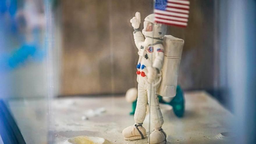 Un astronauta hecho de plastilina que forma parte de la exposición.