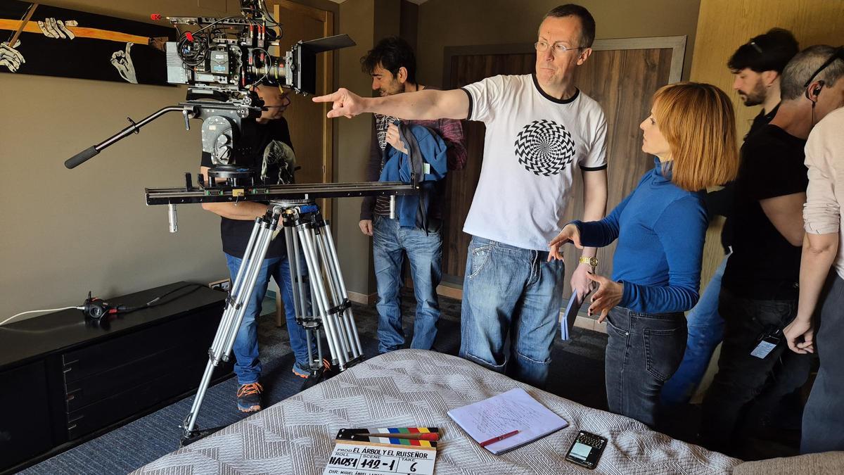 El director Miguel Ángel Lamata y su equipo durante la grabación del filme