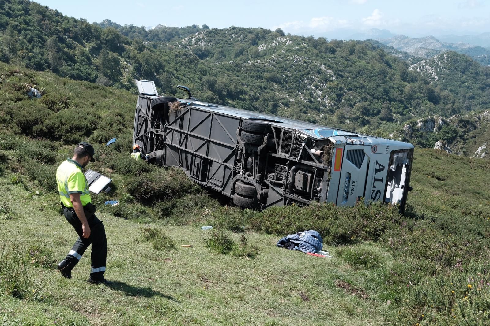 Grave accidente en Covadonga al despeñarse un autobús con niños que iba a los Lagos