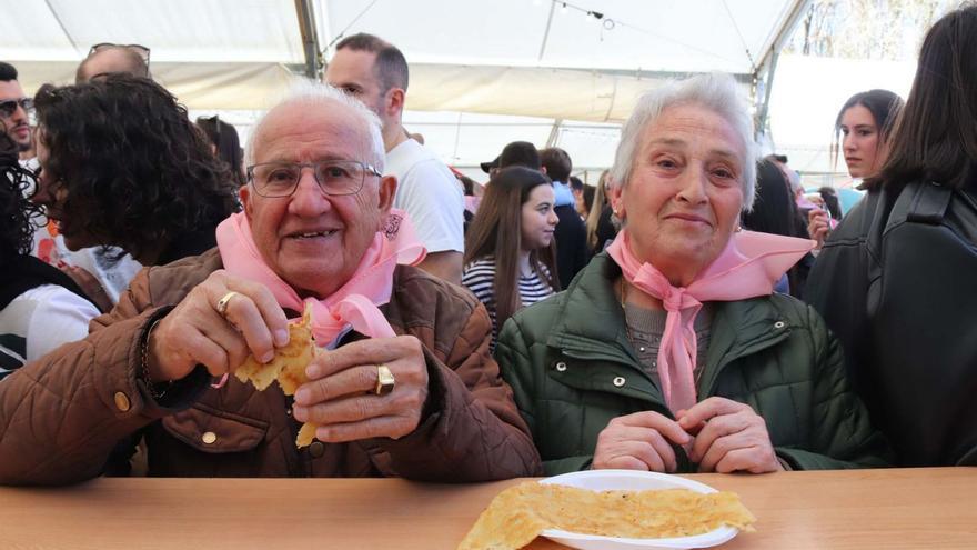 Asistentes á Festa da Merenda de Frades, celebrada na área recreativa de Aiazo