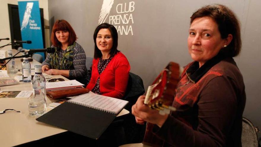 De derecha a izquierda, Ana González, Esther Rubio y Azucena Rivas, ayer, en la presentación del libro.