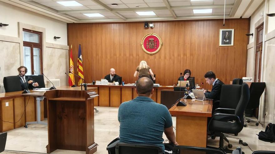 El hombre que fue apuñalado por un desconocido en Palma: "¡Socorro, me han cortado el cuello!"