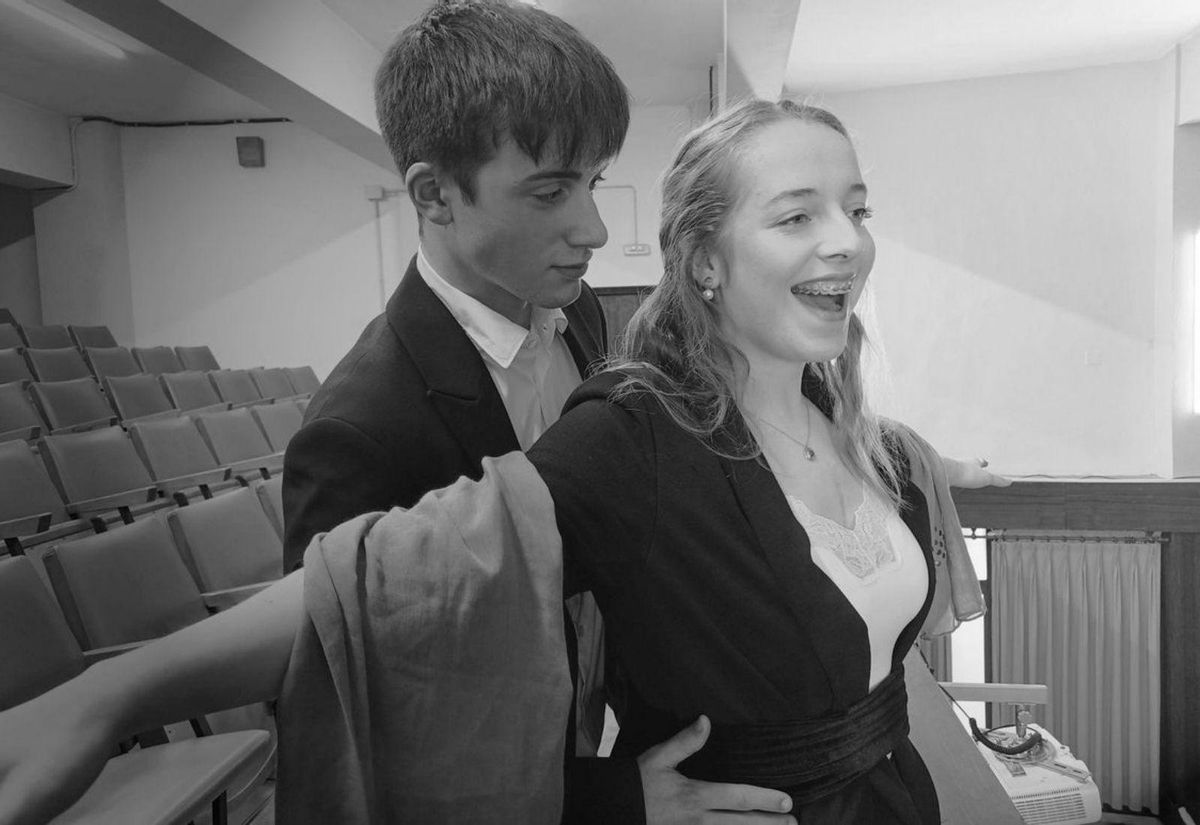 Abril: la princesa Anna (Carmen Urrutia González-Fierro) y Joe Bradley (Juan Enrique Cillero Álvarez) en “Vacaciones en Roma” (pasiellu de la sala de profes).