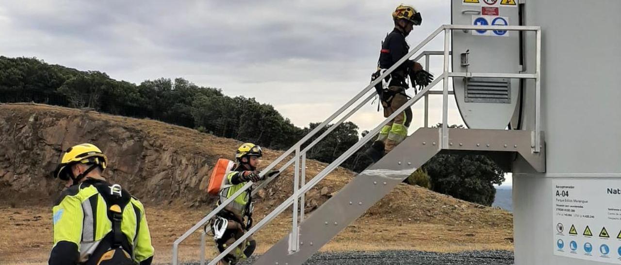 Simulacro con los bomberos, en el primer parque eólico de Plasencia.