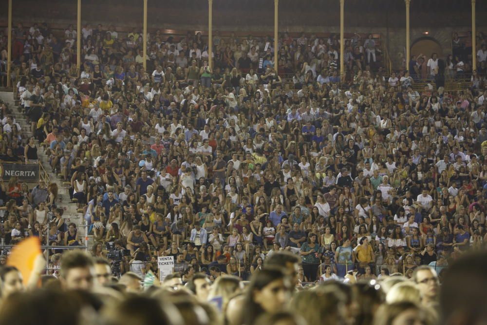 Un momento del concierto  de Alborán en la Plaza de Toros de Alicante.