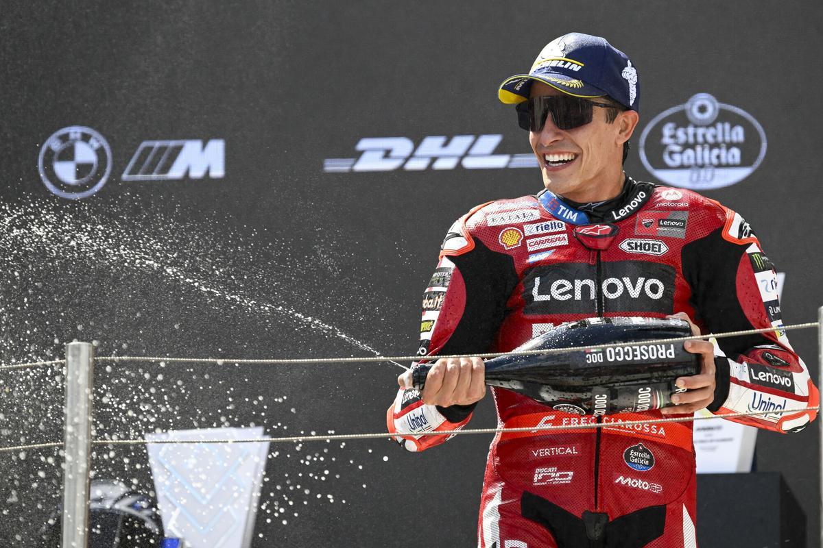 BALATONFOKAJAR (Hungary), 07/06/2026.- First placed Ducati Lenovo rider Marc Marquez of Spain celebrates on the podium after the MotoGP race of the Motorcycling Grand Prix of Hungary at the Balaton Park Circuit in Balatonfokajar, Hungary, 07 June 2026. (Motociclismo, Hungría, España) EFE/EPA/Boglarka Bodnar HUNGARY OUT