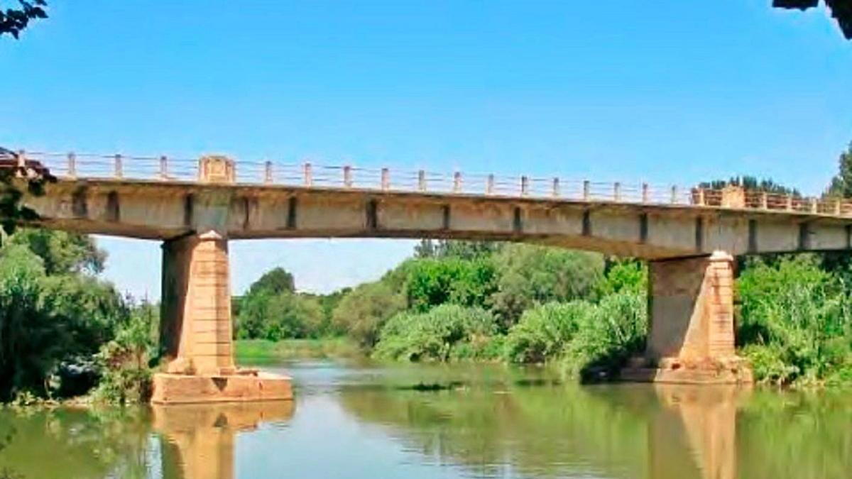 Pla obert del pont de la C-252 sobre el riu Ter a Verges en una imatge d&#039;arxiu.