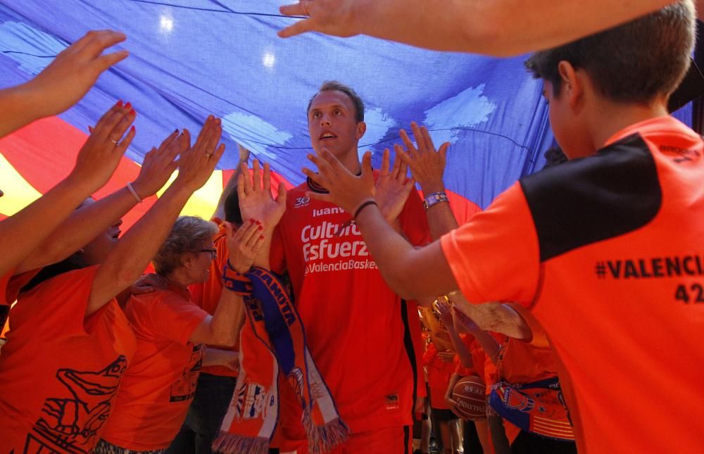 Recibimiento Valencia Basket-Baskonia tercer partido semifinales ACB