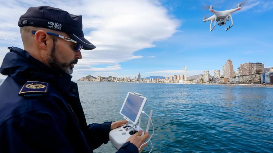 Un agente de la Policía Local de Benidorm, con uno de los drones de los que dispone el cuerpo.