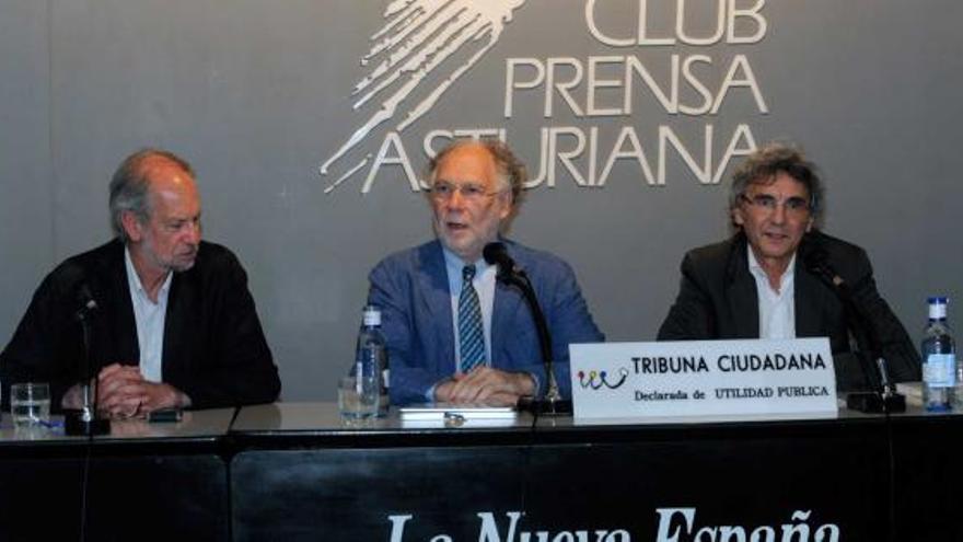 Por la izquierda, Alfonso Toribio, presidente de Tribuna Ciudadana, Ernesto Ekaizer y Germán Ojeda.