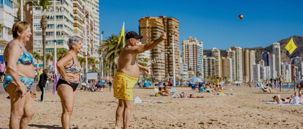 Jubilados jugando a la petanca en la playa de Levante de Benidorm este otoño