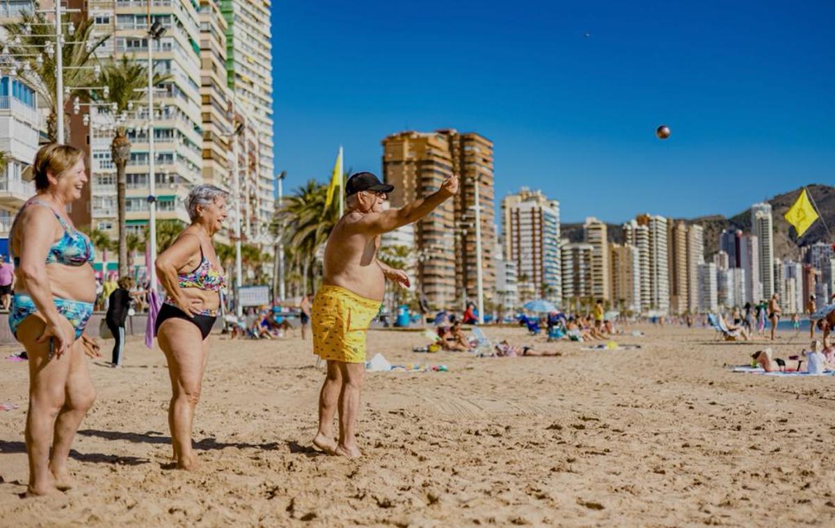 Jubilados jugando a la petanca en la playa de Levante de Benidorm este otoño