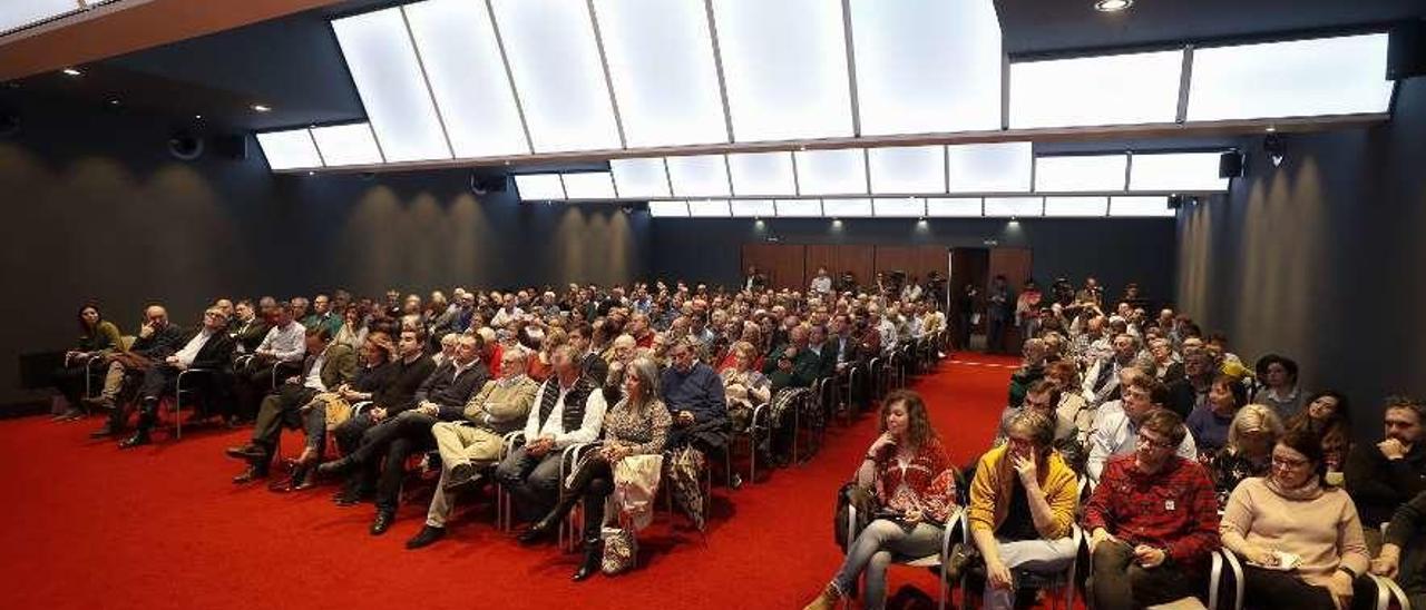 Vista general del salón del Club Prensa Asturiana de LA NUEVA ESPAÑA al inicio del debate.