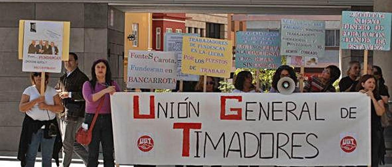 Trabajadores de Fundescan protestan ante la sede de UGT en Las Palmas de Gran Canaria.