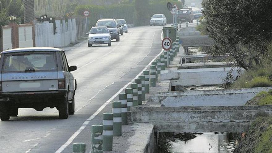 La reforma integral del Camí la Plana incluye carriles bici y aceras sin cubrir la acequia