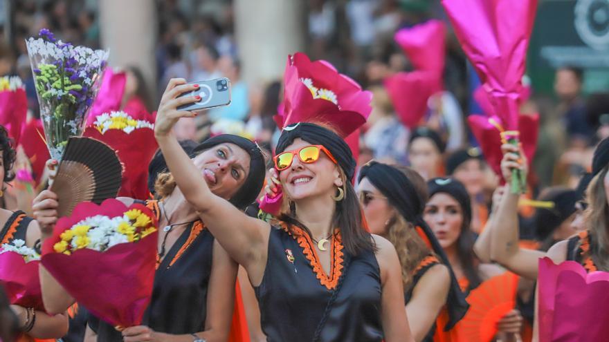 Una multitudinaria ofrenda de flores anticipa los principales actos de La Reconquista en Orihuela