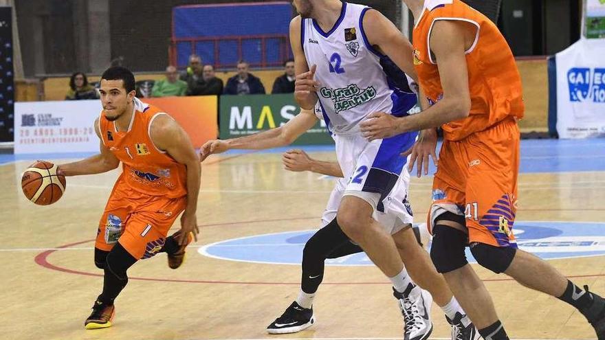 Dago Peña, con el balón, en el partido contra el Prat.