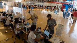 Centro de vacunación en la Fira de Cornellà.