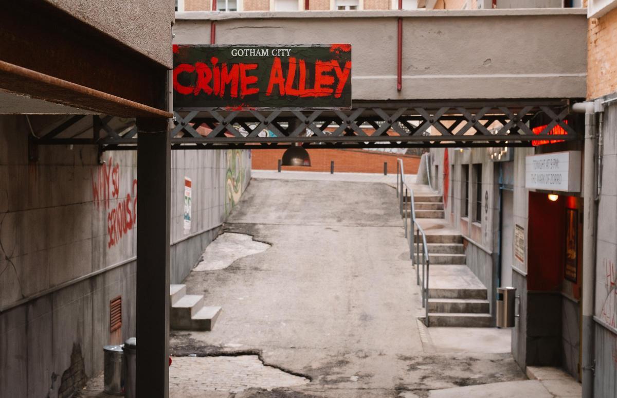 Su Callejón del crimen está inspirado en Gotham, la metropolis de Batman.