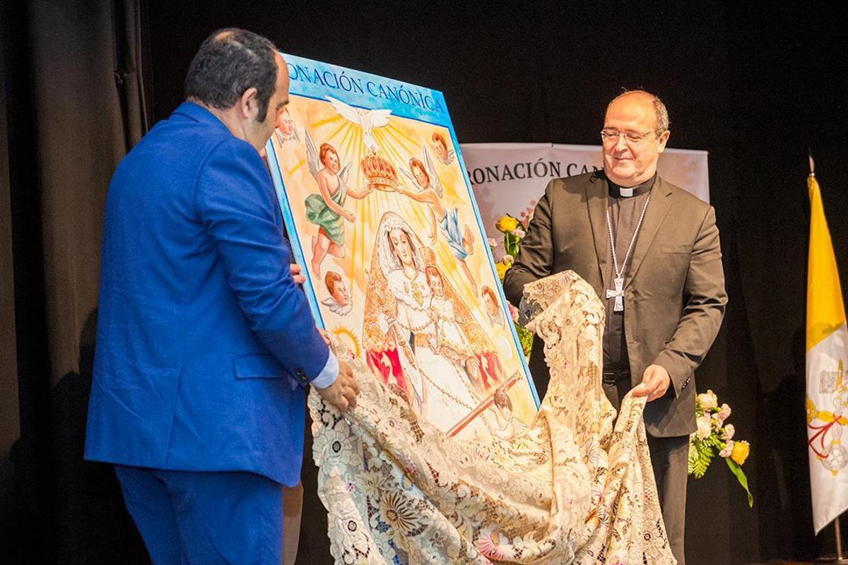 Presentación en Alcuéscar el cartel de la Coronación Canónica de la Virgen del Rosario