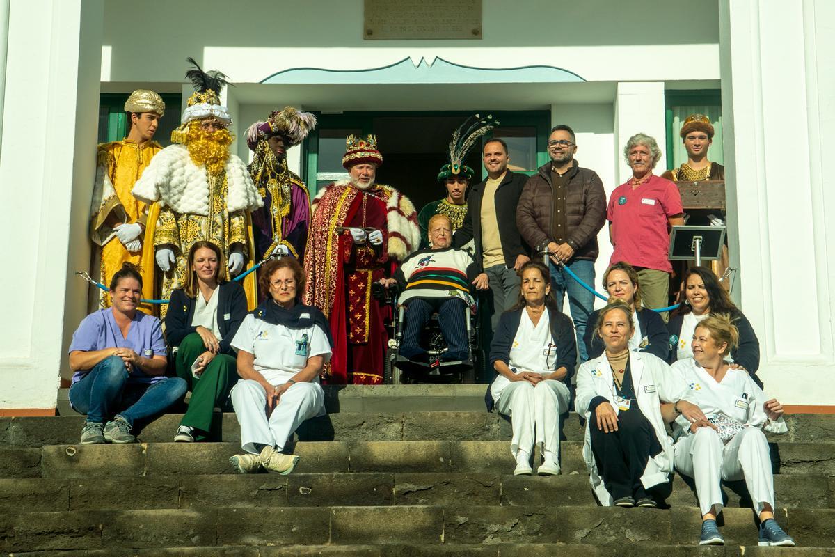 Los Reyes Magos, en el Hospital Insular de Lanzarote junto a autoridades y trabajadores.