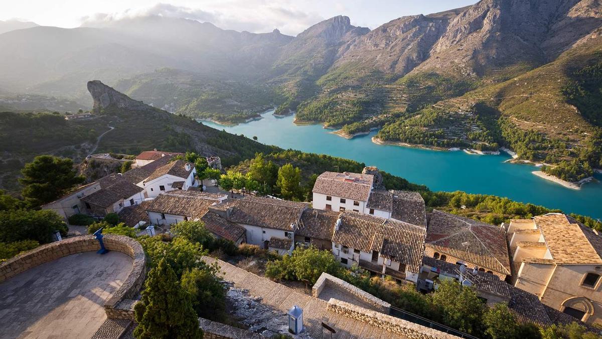 Castell de Guadalest recibe con los brazos abiertos a sus turistas estas Navidades.