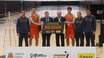 Valencia Bc Y Bankia Becan A 100 Jovenes Para El Campus De Verano Del Club Levante Emv valencia bc y bankia becan a 100