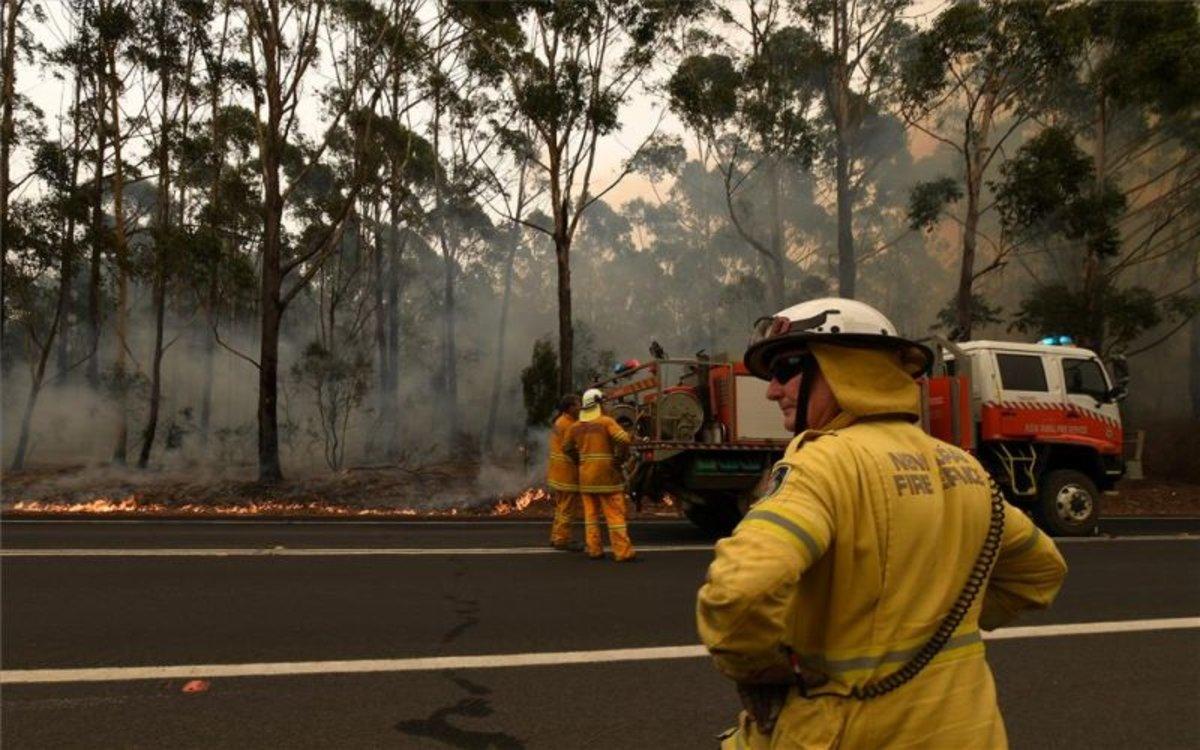 Bomberos en Australia combaten los incendios.
