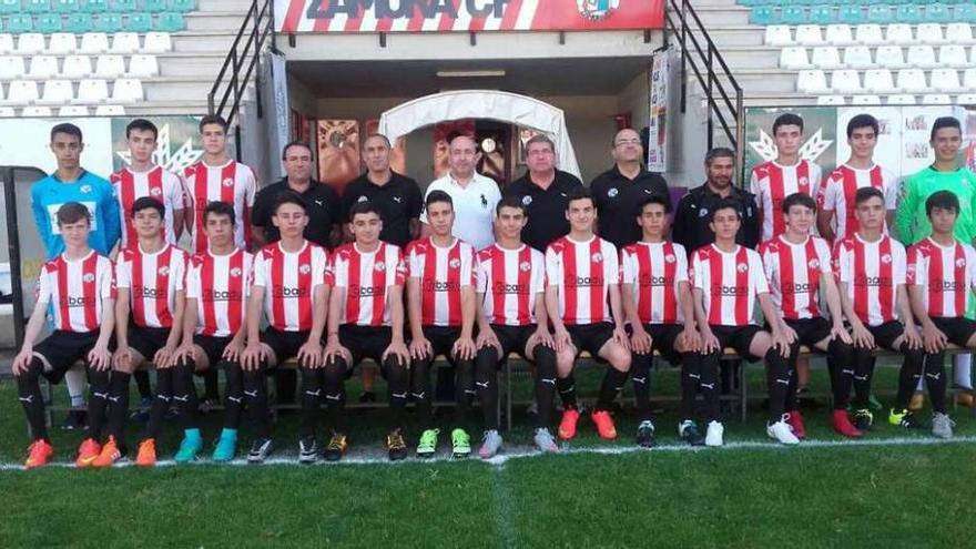 El equipo cadete se hace la foto oficial y celebra el ascenso con una cena