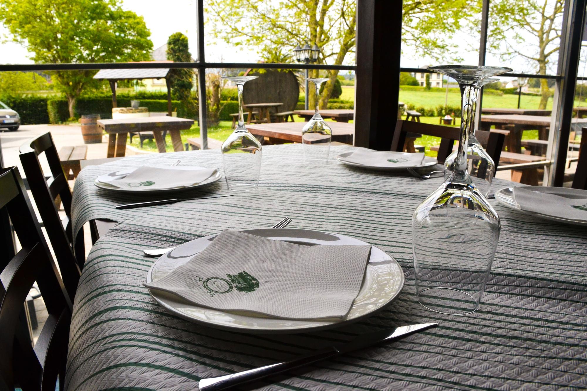 Interior del comerdor, con vistas al campo.