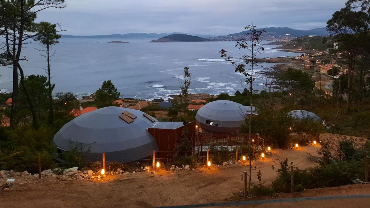 Los bungalós con forma de erizo, alineadas frente al Atlántico y las Cíes.