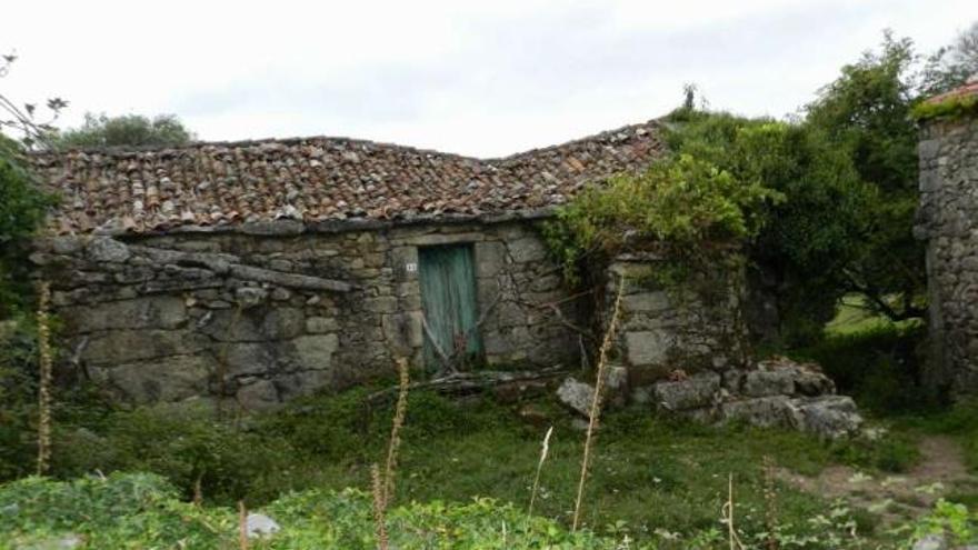 Ruínas do pazo das Raposeiras (Meilide), casa natal do Padre Sarmento.