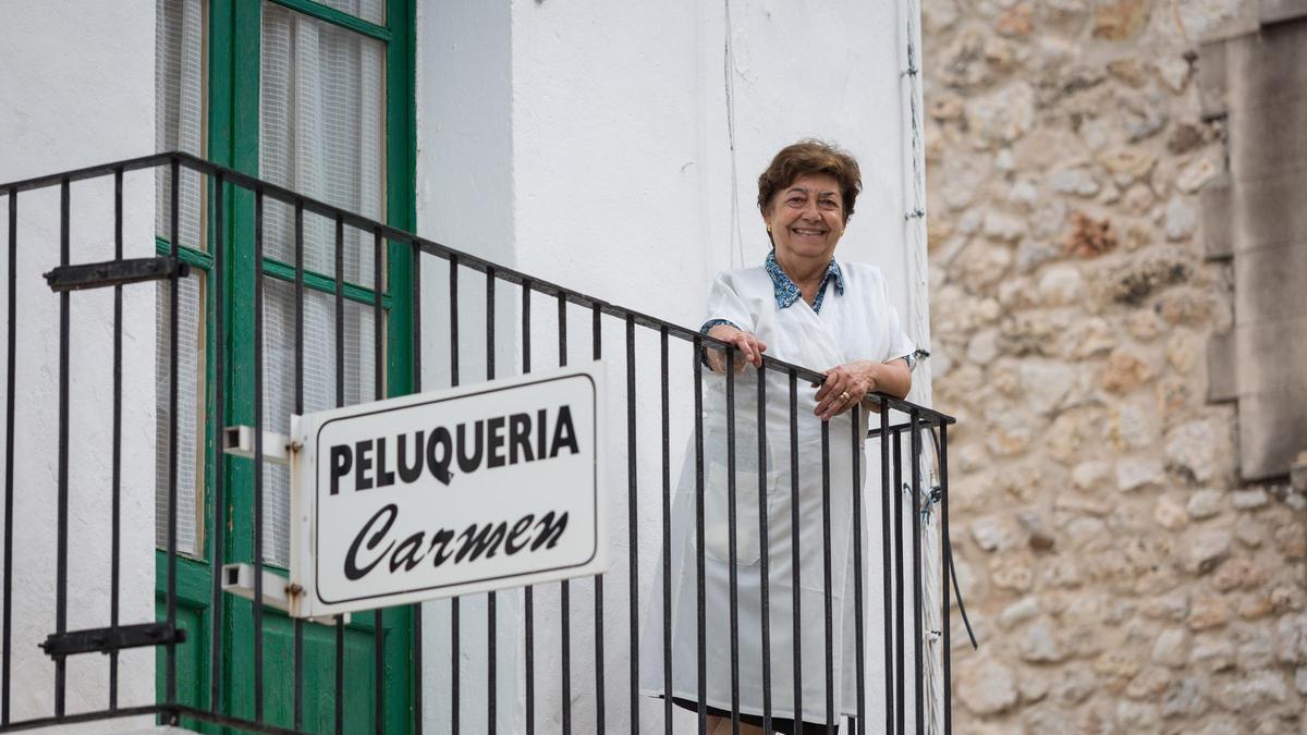 Carmen Serra, en el balcón de su peluquería de la Marina.