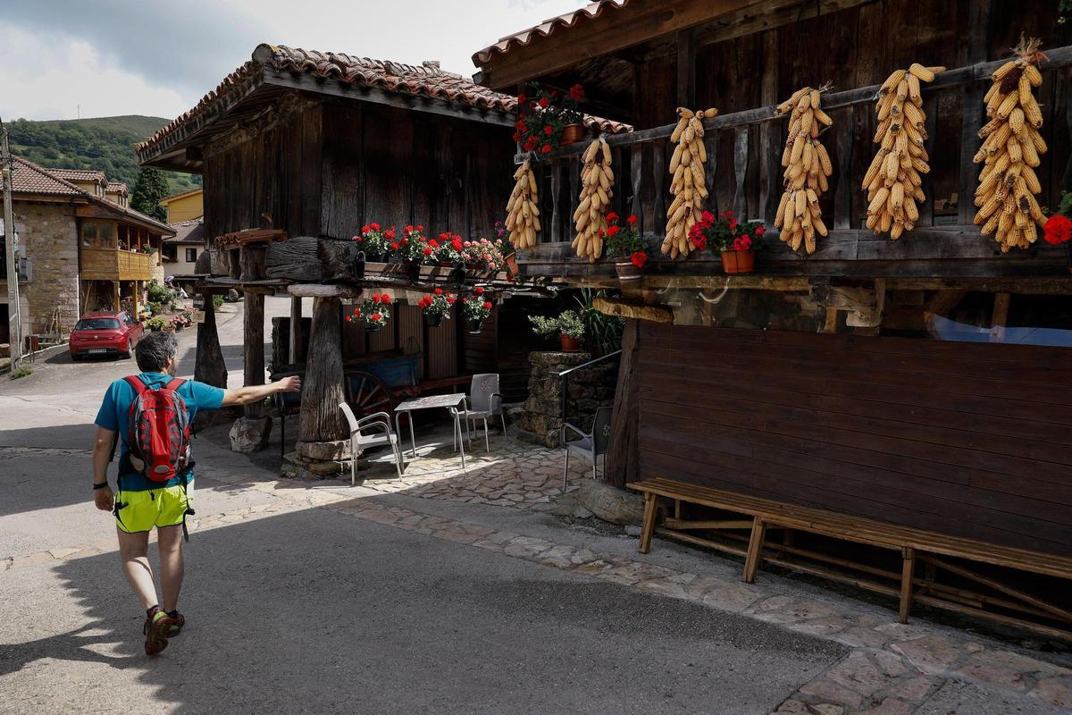 El historiador Jesús Fernández hace de guía por el Desfiladero de las Xanas, en el pueblo de Pedroveya