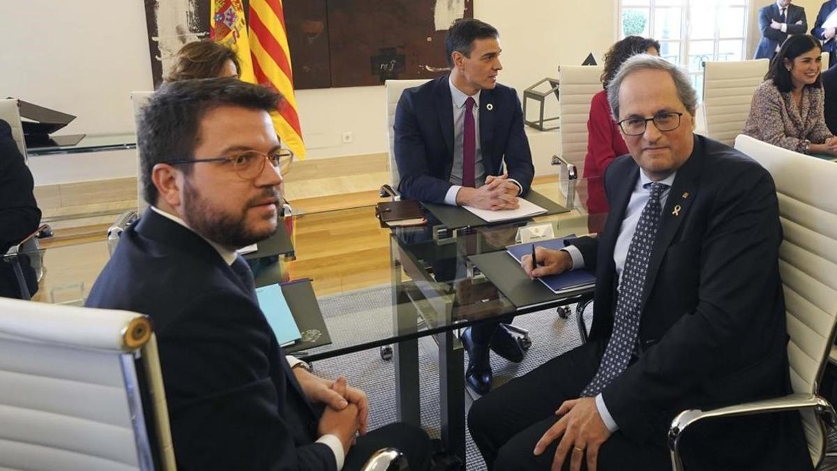 Pere Aragonès, Quim Torra y Pedro Sánchez, el pasado 26 de febrero en la Moncloa, durante la primera reunión de la mesa de diálogo.