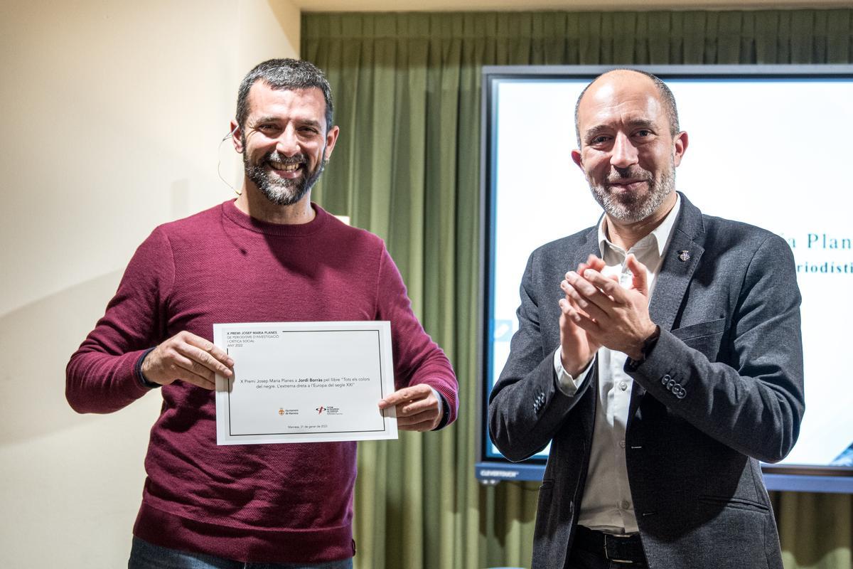 Jordi Borràs després de rebre el premi de mans de l'alcalde Marc Aloy, amb ell