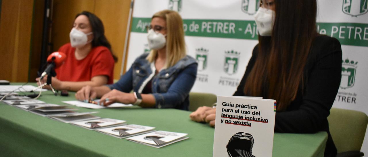 La alcaldesa de Petrer durante la presentación de la guía junto a la concejala de Igualdad y la agente de Igualdad.