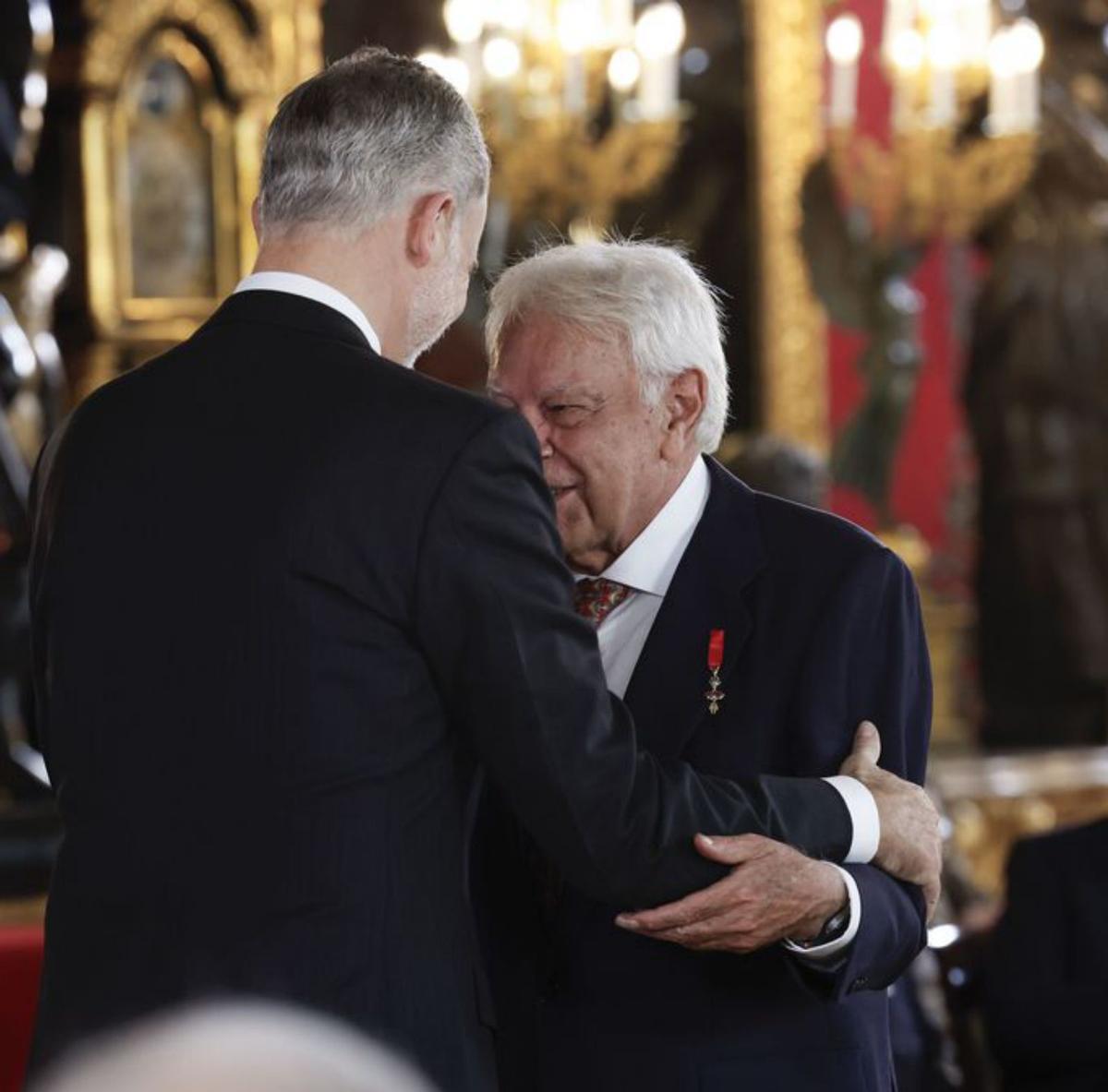Felipe VI impone el Toisón de Oro a González.