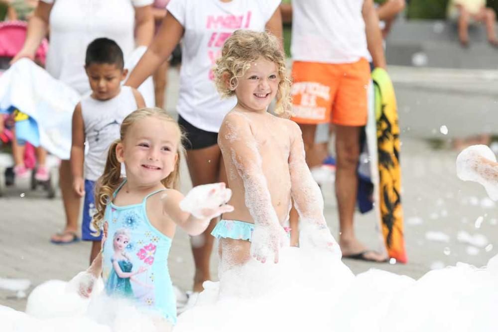 Bañadores, gafas de piscina y chanclas fueron las armas que utilizaron los niños para jugar con las burbujas