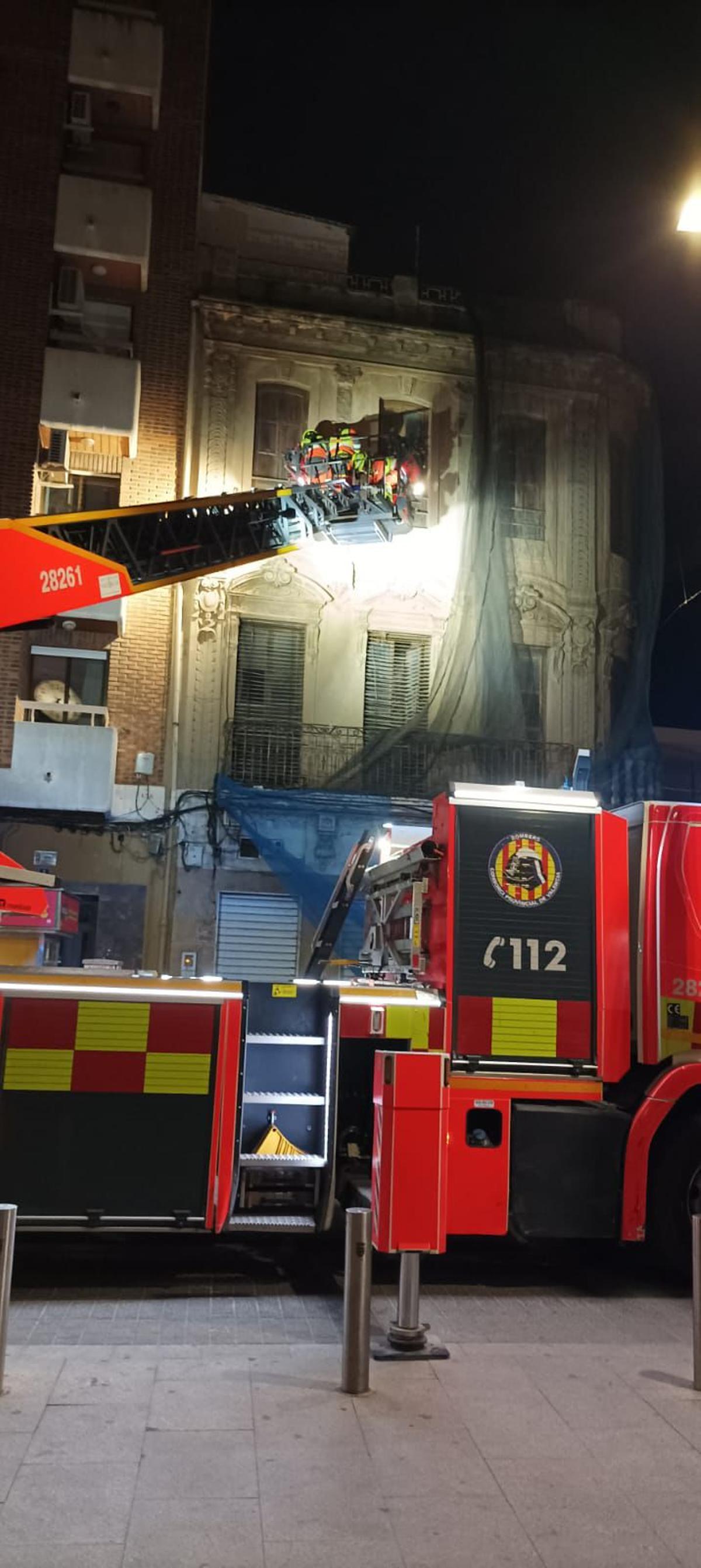 Los bomberos actuando sobre el palacete de la influencer en Torrent