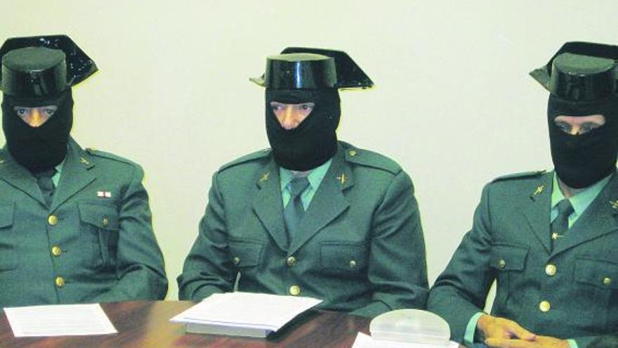 Guardias encapuchados denuncian la «represión» del Gobierno