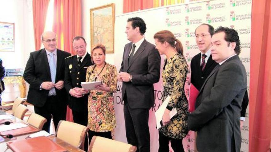 En el centro de la imagen, Rosa Valdeón, Alberto Castro y Clara San Damián.