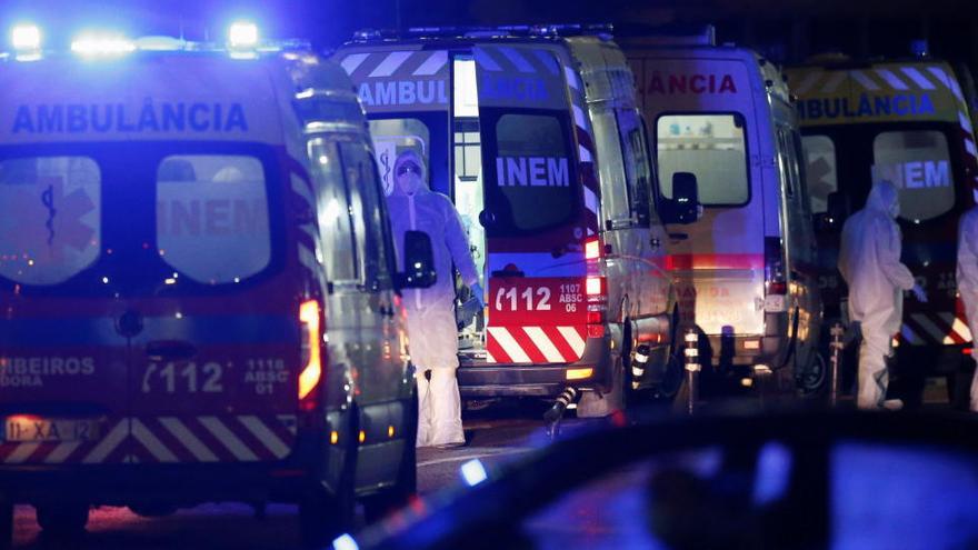Ambulancias en fila frente a un hospital de Lisboa