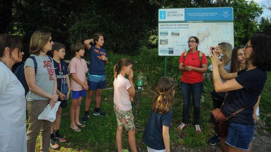 Una visita guiada a la isla de Cortegada el pasado verano. // Iñaki Abella