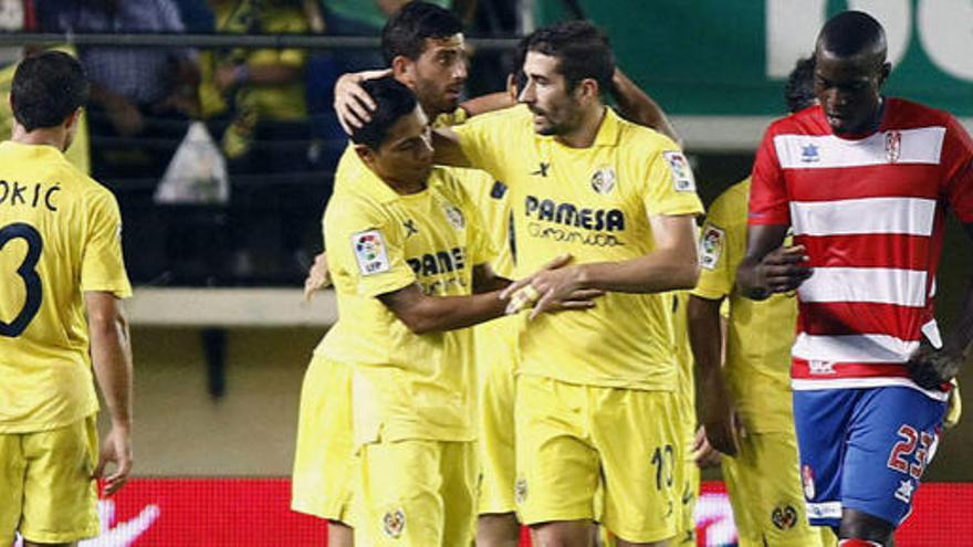 Los jugadores del Villarreal celebran el primer gol del equipo