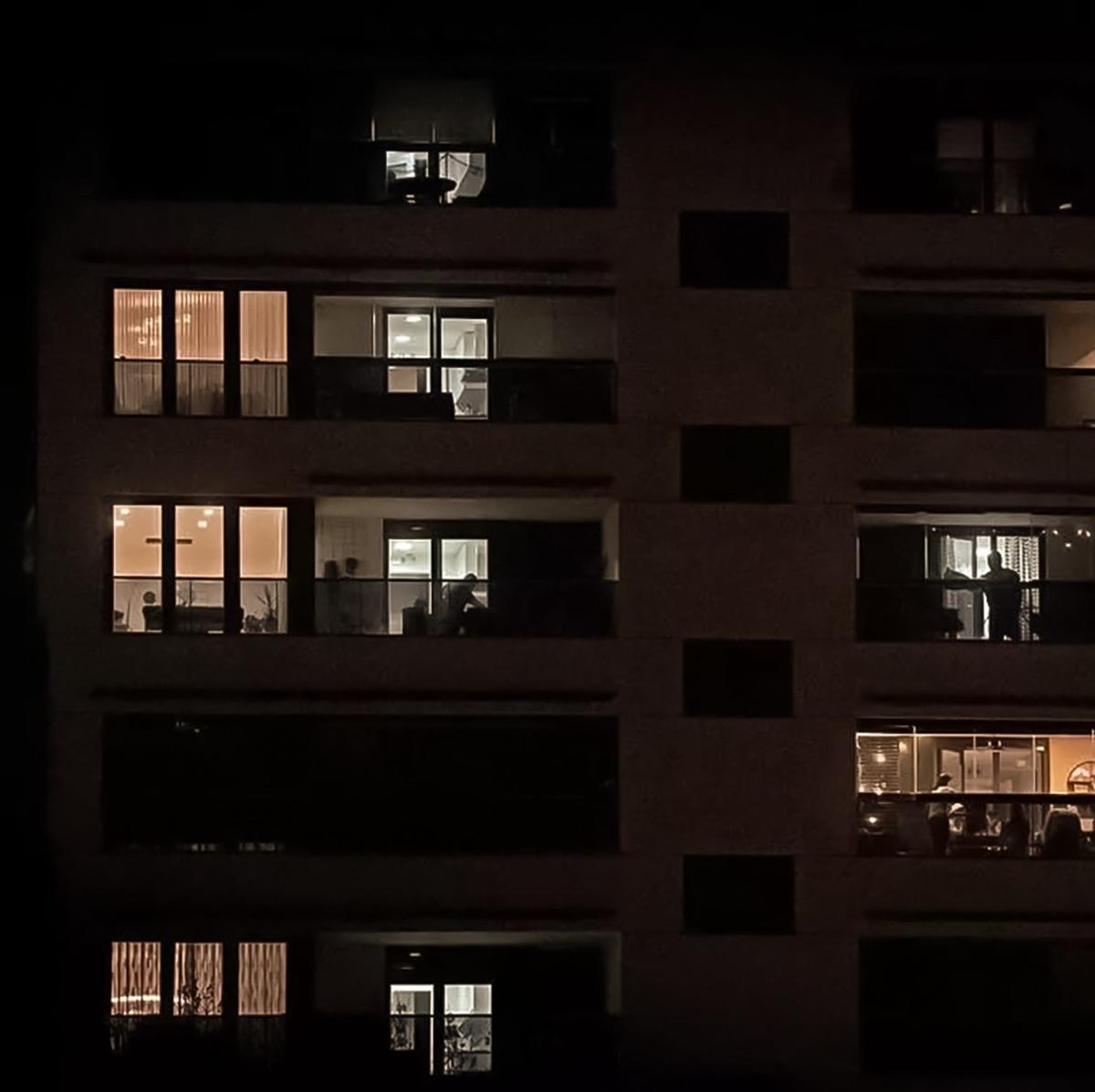 La falta d’habitatge empeny parelles a compartir pis amb més inquilins